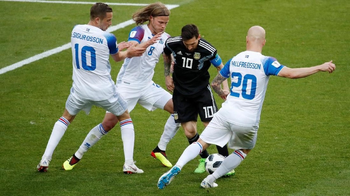 Lionel Messi mendapat penjagaan ketat saat Argentina menghadapi Islandia di laga perdana Grup D Piala Dunia 2018. (Foto: Christian Hartmann/Reuters)