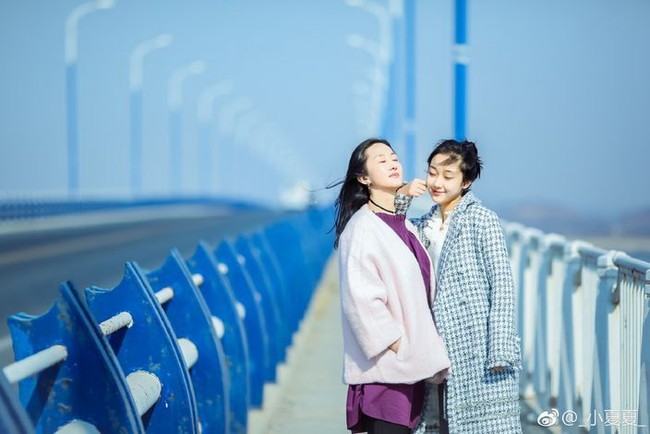 Banyak netizen mengungkapkan ibu Xia tak memiliki perbedaan dibandingkan 17 tahun lalu. Sulit membayangkan bahwa ia sudah berumur 47 tahun dan terlihat seperti kakak perempuan Xia. Foto: Dok. Weibo