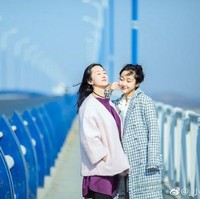 Banyak netizen mengungkapkan ibu Xia tak memiliki perbedaan dibandingkan 17 tahun lalu. Sulit membayangkan bahwa ia sudah berumur 47 tahun dan terlihat seperti kakak perempuan Xia. Foto: Dok. Weibo