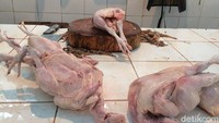 Kemudian harga daging ayam masih dipatok tinggi, yakni Rp 45.000 per ekor. Harga tersebut belum mengalami penurunan dari awal bulan puasa.