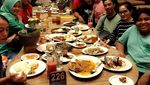 Ini Bukti Kalau Aziz Gagap Sering Makan Bareng Keluarga