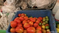 Untuk harga tomat hari ini dijual Rp 12.000/kg.