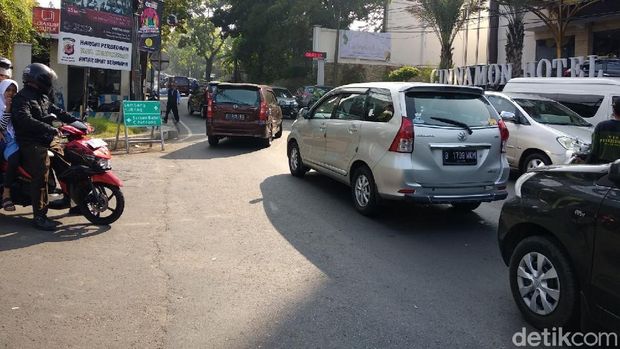 Kendaraan menuju Lembang terpantau padat di kawasan Ledeng Bandung.