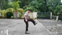 Kapolres Dharmasraya yang video kemampuan juggling-nya menjadi viral beberapa waktu lalu, kini mulai memperlihatkan kemampuannya lagi. Kali ini untuk menyemarakan Piala Dunia 2018, ia latihan kebugaran dengan juggling 4 benda yang berbeda. Foto: Instagram/rudy_yulianto97