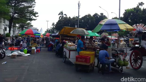 Melihat Semrawutnya PKL di Kota Tua yang Bikin Sandi Geregetan