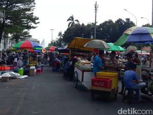 Melihat Semrawutnya PKL di Kota Tua yang Bikin Sandi Geregetan