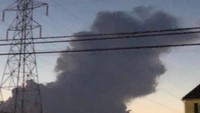 Tampak gumpalan awan berukuran besar dan menjadi siluet di langit yang sedikit gelap. Postingan Facebook Aj Brackins itu pun mendapat beragam komentar.  (Foto: Dok. Facebook Aj Brackins via Fox News)