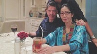 Begini potret kebersamaan Ryuji bersama ayah dan ibunda. Tentu ditemani dengan minuman favorit. Foto: Instagram @ryujiutomo