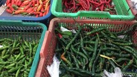 Selanjutnya, harga yang mengalami kenaikan yaitu komoditas cabai rawit merah dan cabai keriting merah mencapai Rp 60.000 per kg dari sebelumnya Rp 50.000 per kg.