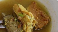 Racikan soto madura memakai daging sapi atau jeroan sapi. Kuahnya gurih mantap dan enak dimakan dengan nasi. Membuatnya juga tak sulit, coba ikuti petunjuk resep ini. Foto: 100 Maknyus Jalur Mudik