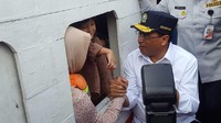Saat Budi berinteraksi dengan salah satu penumpang (Foto: Zunita Amalia Putri/detikcom)