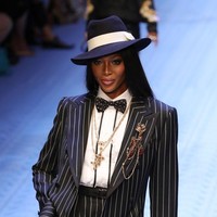 Naomi Campbell kini berusia 48 tahun. Namun jelang kepala lima, Naomi seolah tak kehilangan aura seksinya. (Foto: Getty Images)