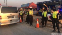 Salah satu anggota Satlantas Polres Batang, Bripda Agus Budiyanto mengatakan sudah lima hari melakukan kegiatan ini. (Gusti-detik)