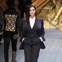 Monica Bellucci yang dikenal lewat perannya di film Matrix dan James Bond itu muncul di catwalk Dolce & Gabbana sebagai model, Sabtu (16/6/2018). Fashion show tersebut digelar dalam rangkaian Milan Fashion Week Mens Spring 2019. (Foto: Getty Images)