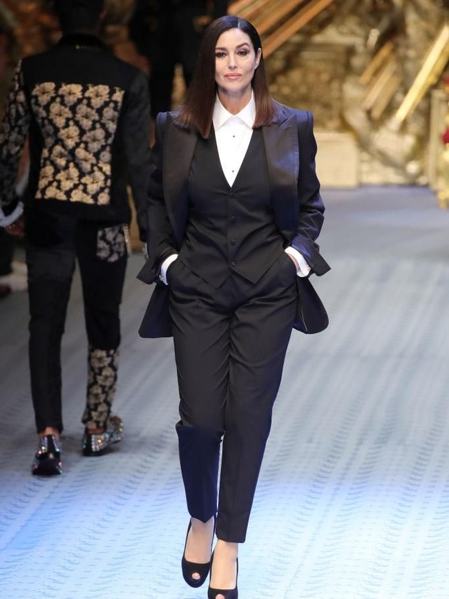 Monica Bellucci yang dikenal lewat perannya di film Matrix dan James Bond itu muncul di catwalk Dolce & Gabbana sebagai model, Sabtu (16/6/2018). Fashion show tersebut digelar dalam rangkaian Milan Fashion Week Mens Spring 2019. (Foto: Getty Images)