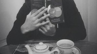 Pesepakbola berusia 22 tahun ini terlihat asyik menikmati secangkir kopi sambil baca buku. Foto: Instagram @ryujiutomo