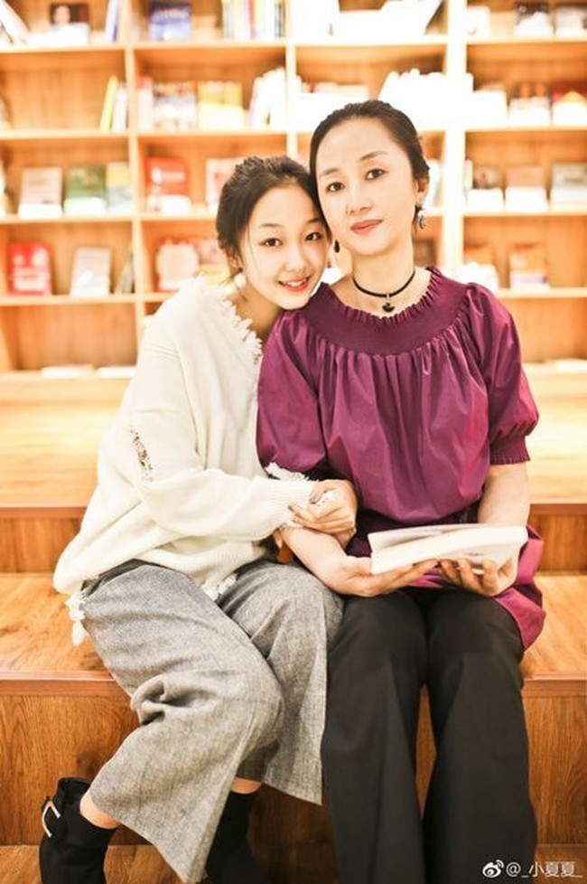 Sementara setiap kali Xia mendengar orang memuji ibunya karena terlalu muda dan cantik, atau bahakan keliru mengenali ibunya sebagai saudara perempuannya, ia merasa sangat bersemangat. Foto: Dok. Weibo