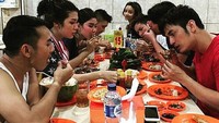 Sehabis kelar syuting, Roger dan kawan-kawan memutuskan untuk makan malam bersama dengan hidangan seafood mantap. Wah, jadi bikin lapar! Foto: Instagram @rogerojey