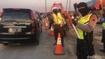 Foto: Polisi Joget Hibur Pemudik di Kalikuto yang Kena Macet