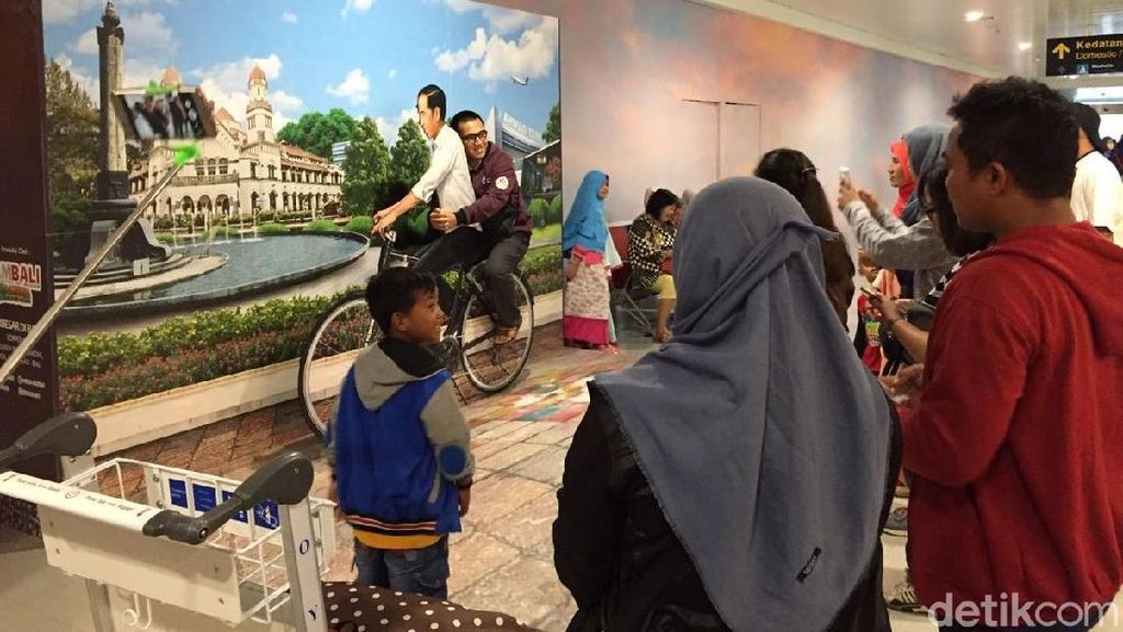 Foto Dibonceng Jokowi di Bandara Semarang Digemari Traveler Foto Dibonceng Jokowi di Bandara Semarang Digemari Traveler