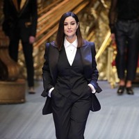 Aktris asal Italia itu tampil dalam balutan setelan hitam bergaya maskulin yang dipadu dengan  peep-toe heels berwarna senada. (Foto: Getty Images)