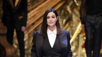 Meski telah berusia 50, Monica Bellucci tetap wow. Foto: Getty Images