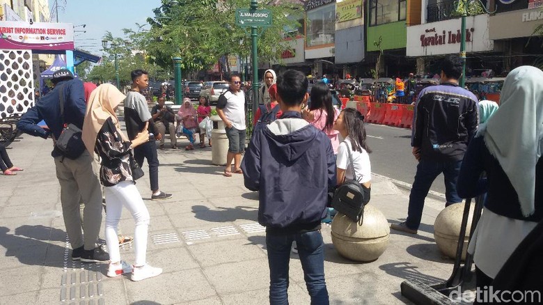 Ramai wisatawan selfie dan foto-foto di tulisan Malioboro (Edzan Raharjo/detikTravel) Ramai wisatawan selfie dan foto-foto di tulisan Malioboro (Edzan Raharjo/detikTravel)