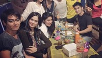 Tidak perlu makanan yang mewah, cukup nasi kotak dengan segelas es teh manis yang jadi menu makan malam Rogers di lokasi syuting bersama teman-temannya. Foto: Instagram @rogerojey