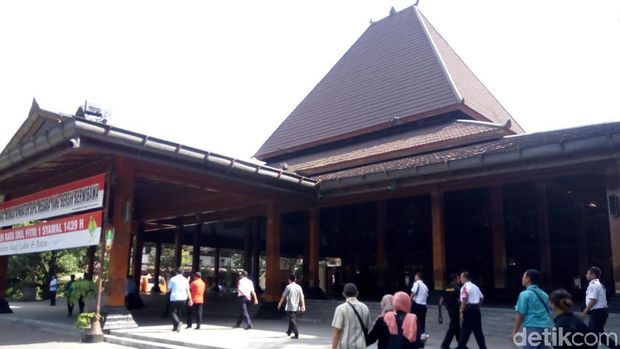 Presiden Jokowi mengunjungi Balai Kota Surakarta. 
