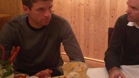 Wajah Muller nampak serius saat sedang dalam sesi wawancara. Padahal di depannya ada banyak makanan enak tuh. Foto: Instagram esmuellert