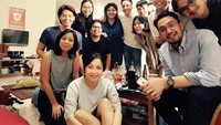 Lewat foto ini, Roger memang terlihat akrab dengan banyak orang, ya? Tidak lupa acara ngumpul bersama ini ditemani dengan minuman dingin dan es buah segar. Foto: Instagram @rogerojey