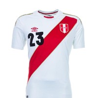 Warna putih juga menjadi andalan tim nasional Peru. Dengan aksen merah pada bagian dada, jersey yang disponsori oleh Umbro ini mengedepankan gaya kesederhanaan yang kekinian. (Foto: Getty Images)