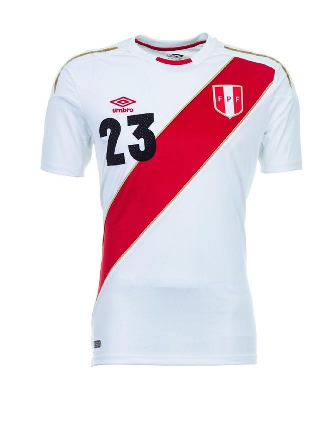 Warna putih juga menjadi andalan tim nasional Peru. Dengan aksen merah pada bagian dada, jersey yang disponsori oleh Umbro ini mengedepankan gaya kesederhanaan yang kekinian. (Foto: Getty Images)