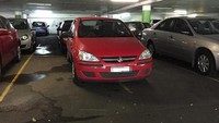 Mobil parkir di antara dua garis bikin sempit parkiran. Foto: Dok. Istimewa