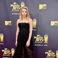Aktris Riverdale, Lili Reinhart, memesona dengan gaun tulle hitam menerawang. (Foto: Getty Images)