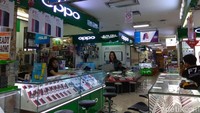 Penjual Handphone, Dica menyampaikan H+2 dan H+3 Lebaran biasanya pusat penjualan handphone mulai dikunjungi banyak calon pembeli. Namun, hal itu tidak terlihat kali ini.