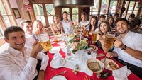 Jerman terkenal dengan perayaan Oktober Fest. Bersama rekan-rekan tim Bayern Munich, Muller menikmati segelas bir besar. Foto: Instagram esmuellert