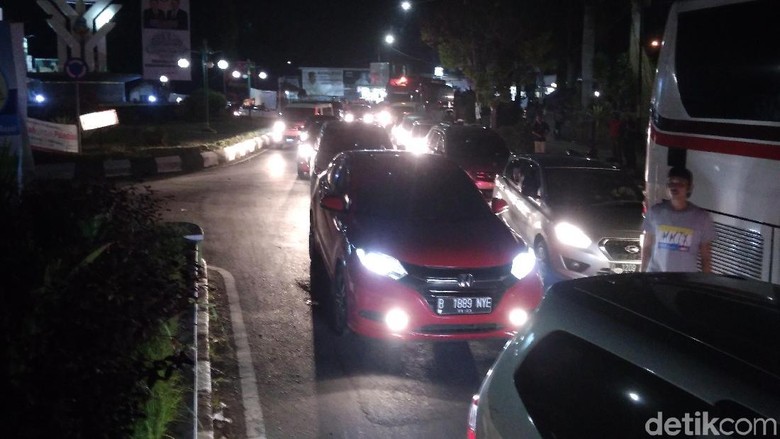 Mobil Pemudik dan Wisatawan Sesaki Jalur Selatan Garut Mobil Pemudik dan Wisatawan Sesaki Jalur Selatan Garut