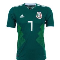 Piala Dunia turut menjadi momen bagi tim negara peserta untuk memamerkan seragam atau jersey milik mereka. Tampil di foto, jersey tim Meksiko dengan warna hijau khasnya yang sudah 60 tahun dipertahankan. Motif geometris zigzagnya disebut-sebut merefleksikan budaya Aztec, suku asli Meksiko. (Foto: Getty Images)