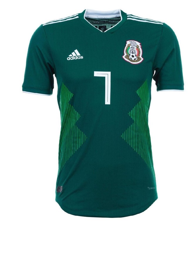 Piala Dunia turut menjadi momen bagi tim negara peserta untuk memamerkan seragam atau jersey milik mereka. Tampil di foto, jersey tim Meksiko dengan warna hijau khasnya yang sudah 60 tahun dipertahankan. Motif geometris zigzagnya disebut-sebut merefleksikan budaya Aztec, suku asli Meksiko. (Foto: Getty Images)