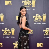 Camila Mendes dengan gaun panjang bergaya klasik nan seksi berkat aplikasi panel lace di dada. (Foto: Getty Images)