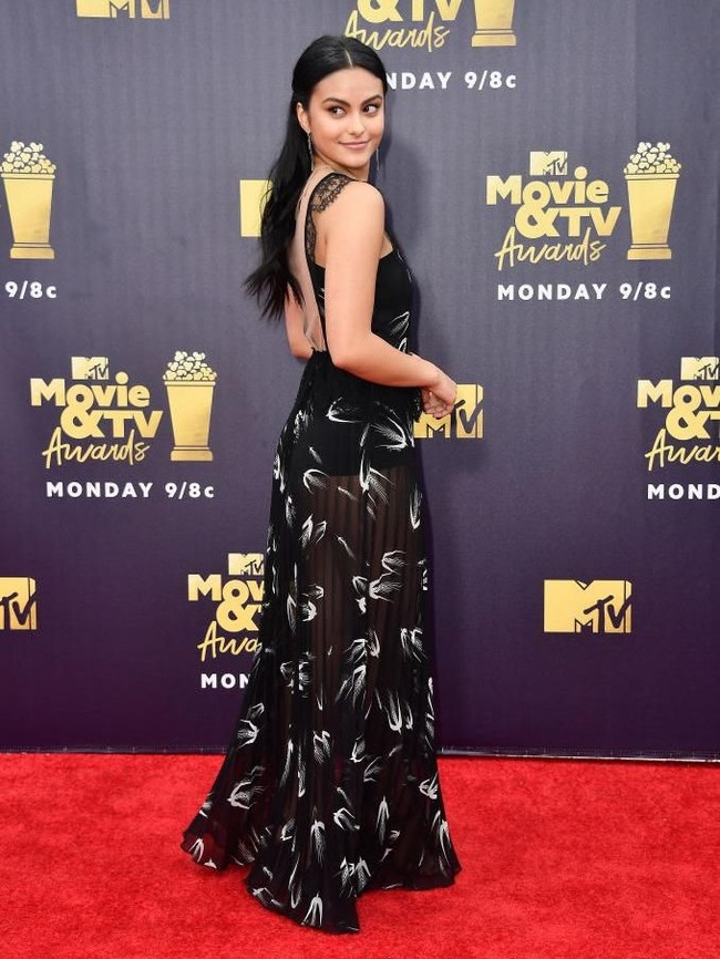 Camila Mendes dengan gaun panjang bergaya klasik nan seksi berkat aplikasi panel lace di dada. (Foto: Getty Images)