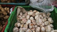 Untuk harga bawang merah dan bawang putih masih terpantau tinggi. Harga tersebut belum berubah sejak awal puasa. Bawang merah Rp 45.000, sedangkan bawang putih Rp 35.000/kg.