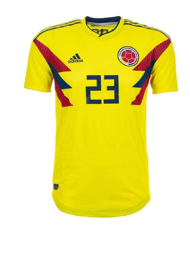 Seperti rivalnya, Brasil, tim Kolombia juga unjuk gigi dengan jersey berwarna kuning. Namun aksen biru dan merah yang menumpuk di sisi kiri dan kanan membuatnya tampil beda. (Foto: Getty Images)