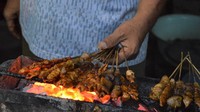 Sate Apjay ada di Jalan Panglima Polim IX persis di seberang Apotek Century yang dahulunya Apotek Jaya. Namanya Sate Apjay Pak H. Asmar yang punya sate kambing, sate ayam hingga sate telor enak. Foto: Istimewa