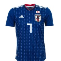 Biru tua menjadi pilihan Jepang untuk jersey tim nasionalnya di Piala Dunia 2018. Dikenal dengan estetika desainnya yang simpel, Jepang memberi sentuhan yang berbeda dengan mengaplikasikan motif pinstripe. (Foto: Getty Images)