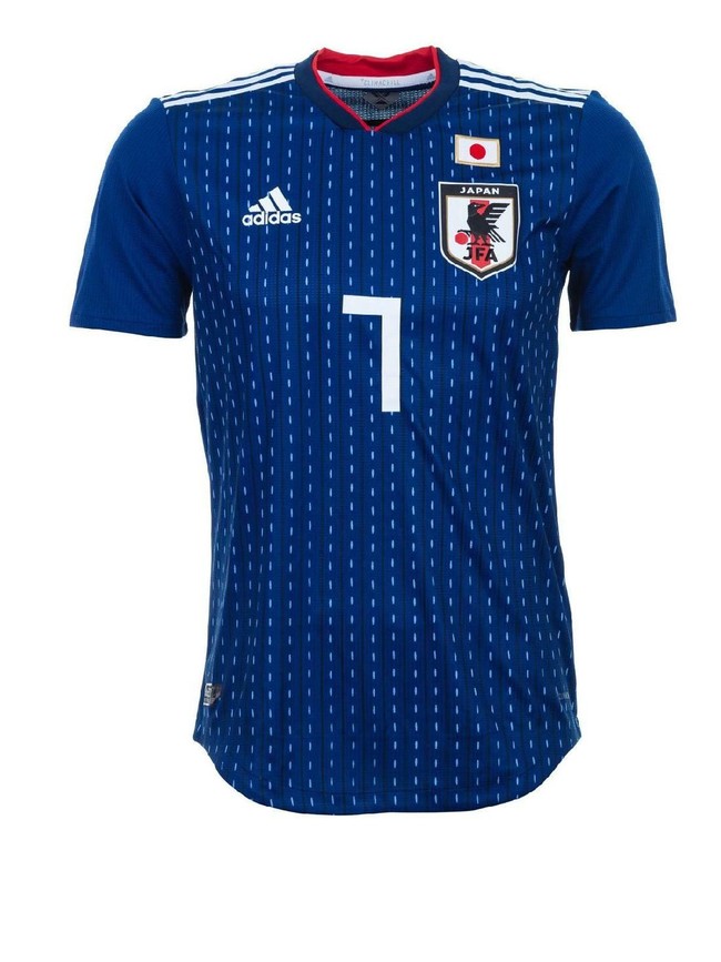 Biru tua menjadi pilihan Jepang untuk jersey tim nasionalnya di Piala Dunia 2018. Dikenal dengan estetika desainnya yang simpel, Jepang memberi sentuhan yang berbeda dengan mengaplikasikan motif pinstripe. (Foto: Getty Images)