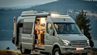 Camper van yang sudah dimodifikasi ini memadukan sejumlah teknologi yang membuat mobil van ini bisa menjadi rumah bagi pengendaranya. Istimewa/Inhabitat.