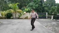 Benda pertama yaitu bola takraw. Tidak nampak kesulitan bagi AKBP Rudy Yulianto untuk mengasah skill-nya itu. Foto: Instagram/rudy_yulianto97