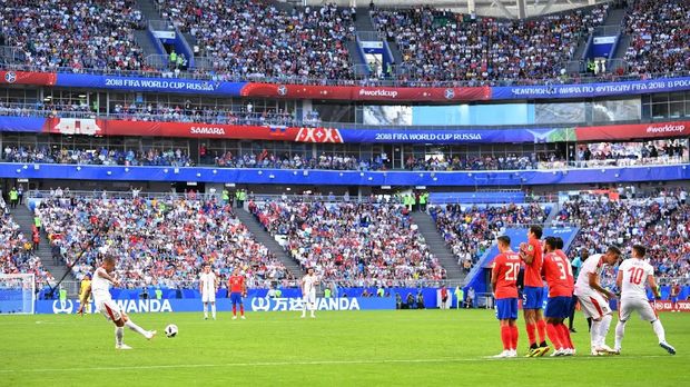 Aleksandar Kolarov menjadi bintang Serbia berkat gol tendangan bebasnya.